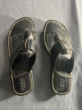 Born Black Leather Thong Sandals with Contrast Stitching size C7 linings